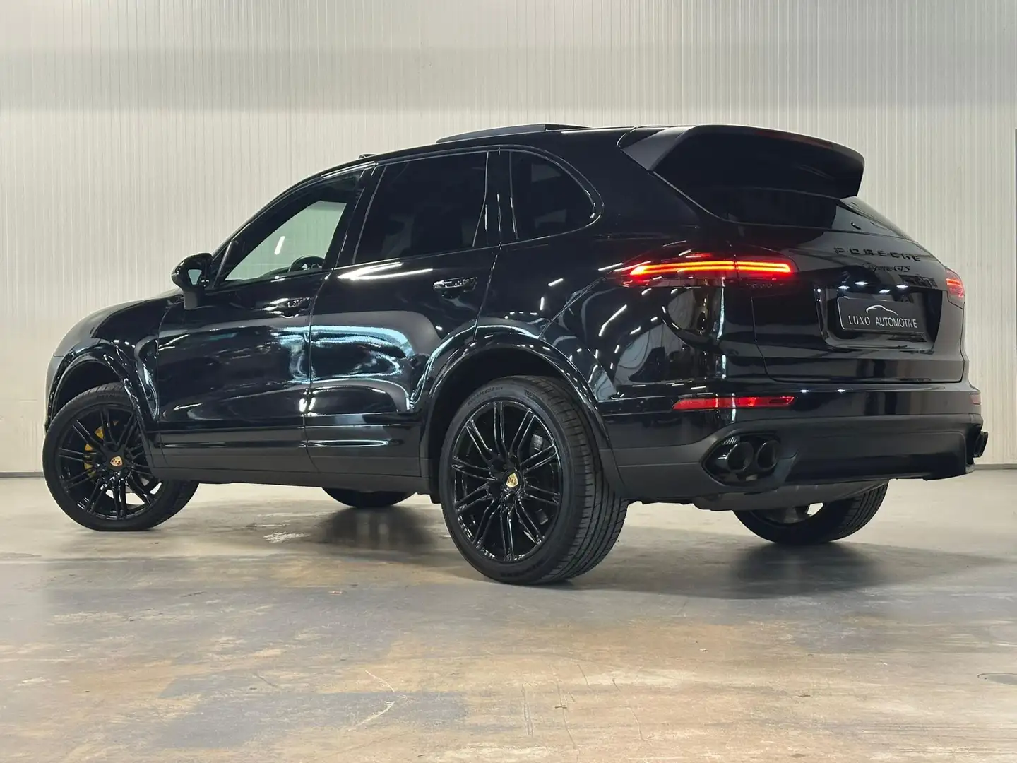 Porsche Cayenne 3.0 D GTS | PANO | LUCHTVERING | BLACK PACK | TREK Zwart - 2