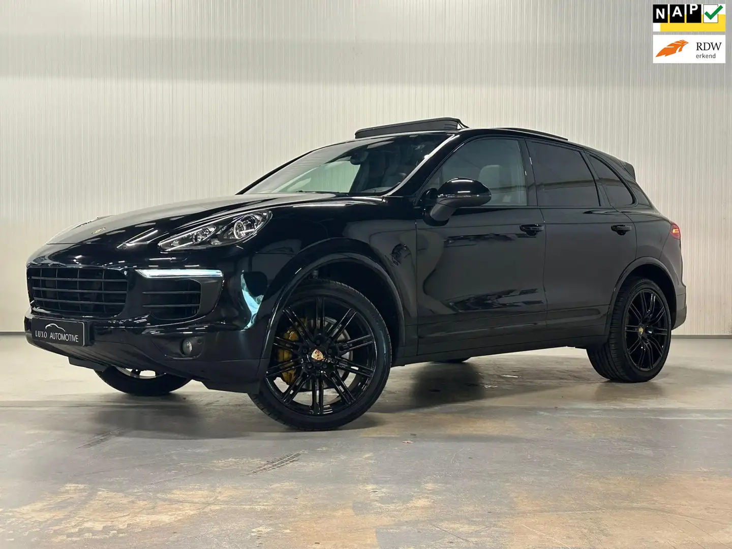 Porsche Cayenne 3.0 D GTS | PANO | LUCHTVERING | BLACK PACK | TREK Zwart - 1