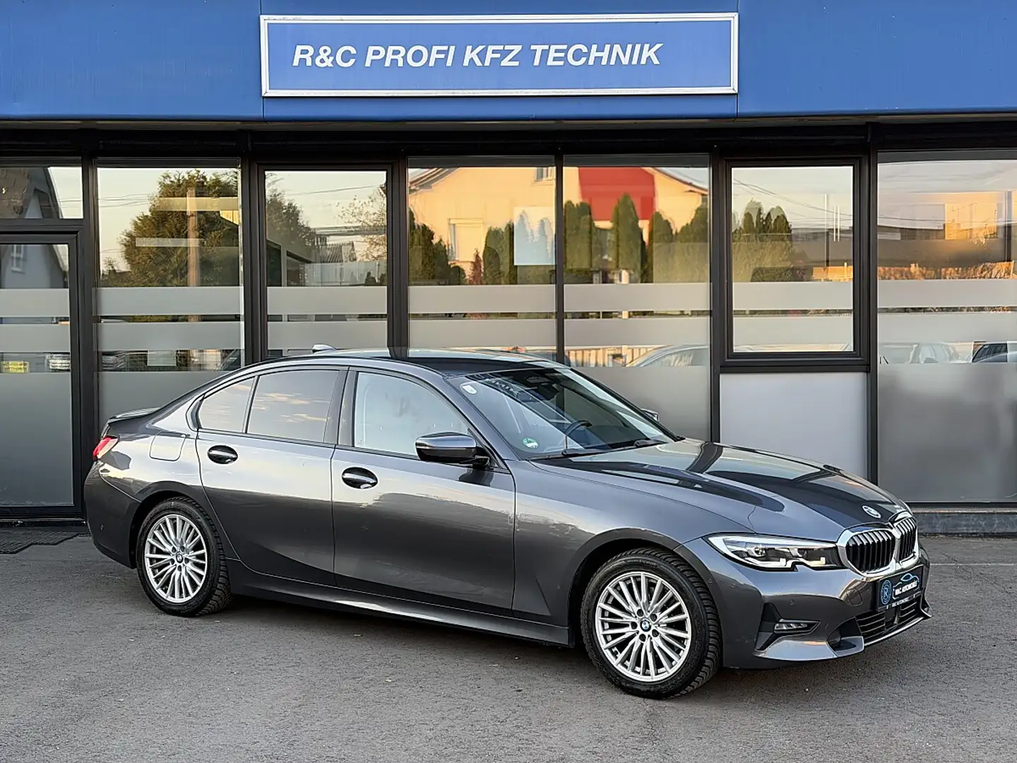 BMW 320 d Aut. /ACC/TWA/AUTOPILOT/APPLE CARPLAY Grau - 1