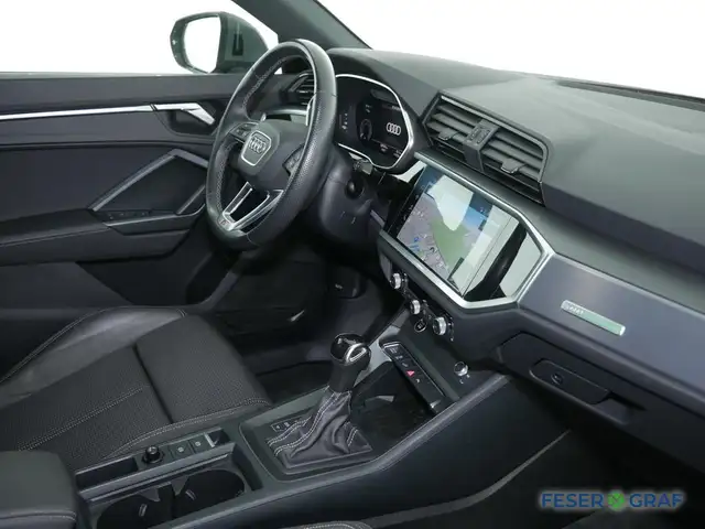 Audi Q3 view 5