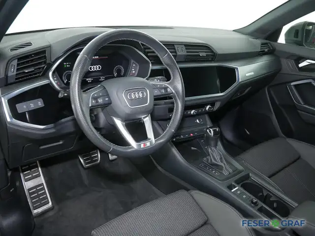 Audi Q3 view 8