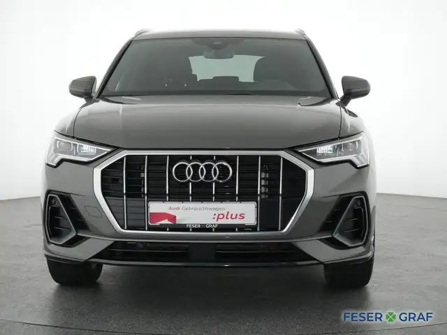 Audi Q3 view 12