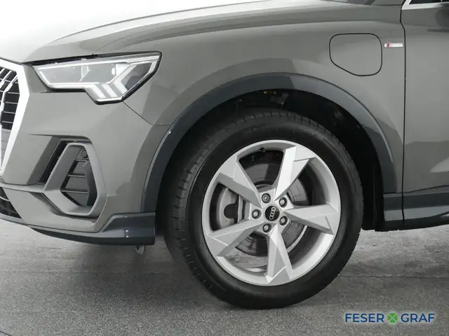 Audi Q3 view 15