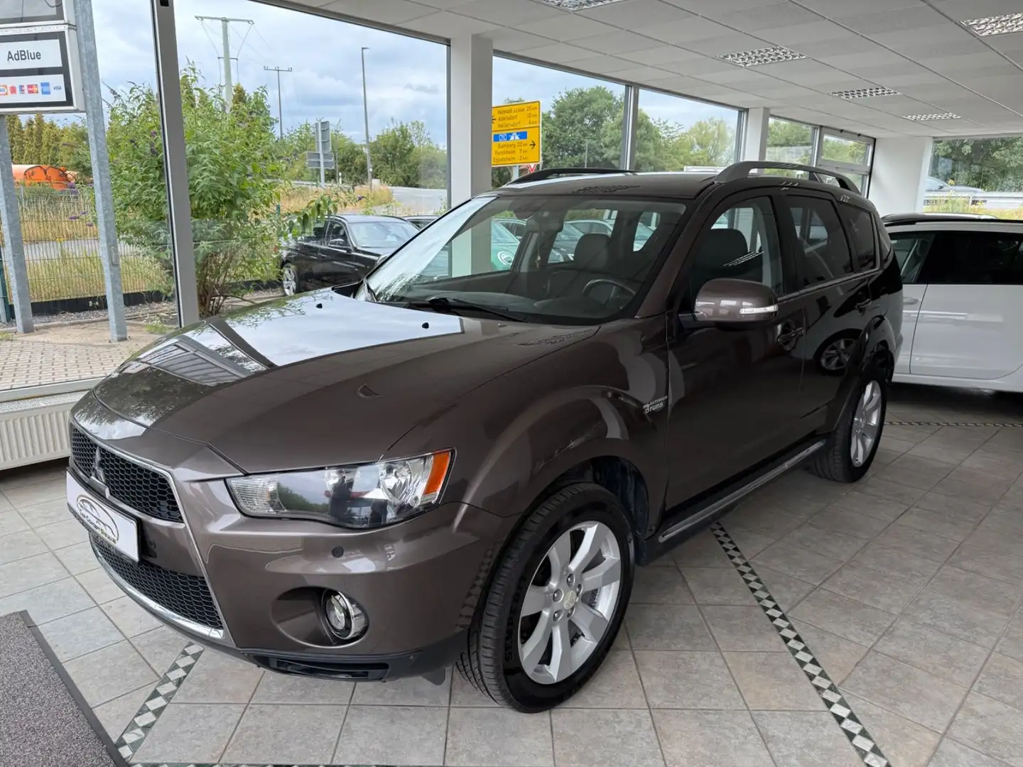Mitsubishi Outlander Invite 2WD 1.HAND AHK SHZ TEMPO HU NEU Braun - 1