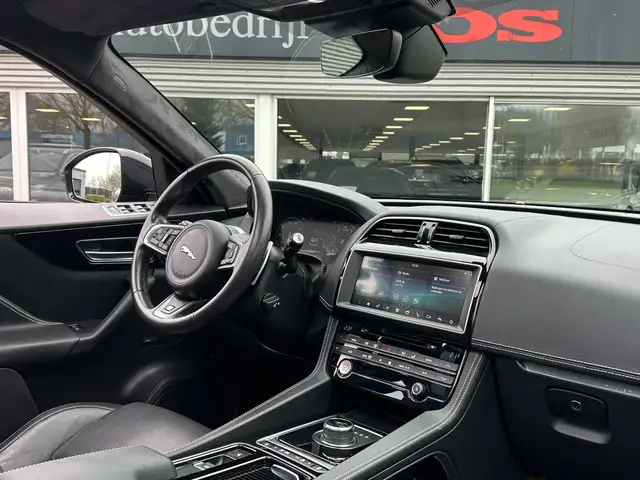 Jaguar F-Pace view 8