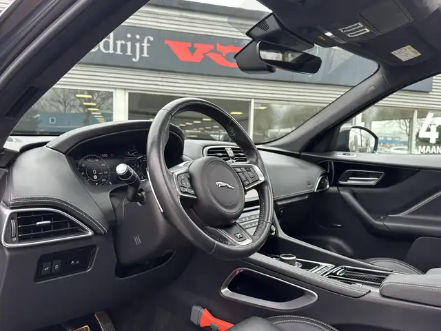 Jaguar F-Pace view 2