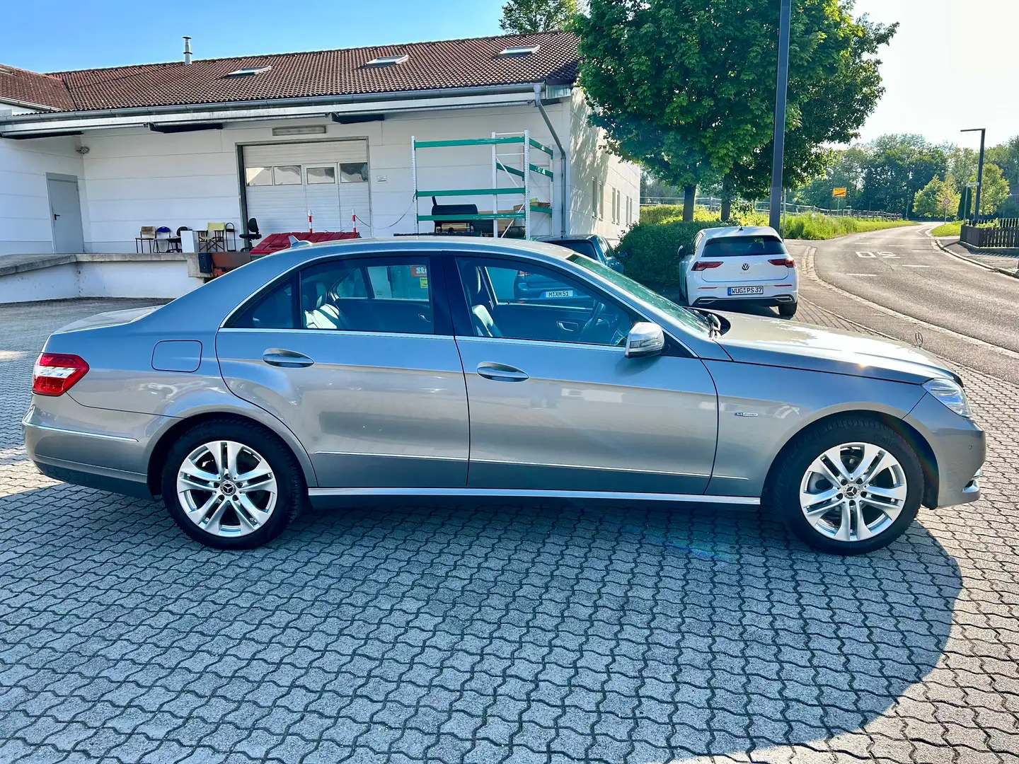 Mercedes-Benz E 200 E 200 CGI BlueEfficiency *TÜV 5/2027* Grau - 2