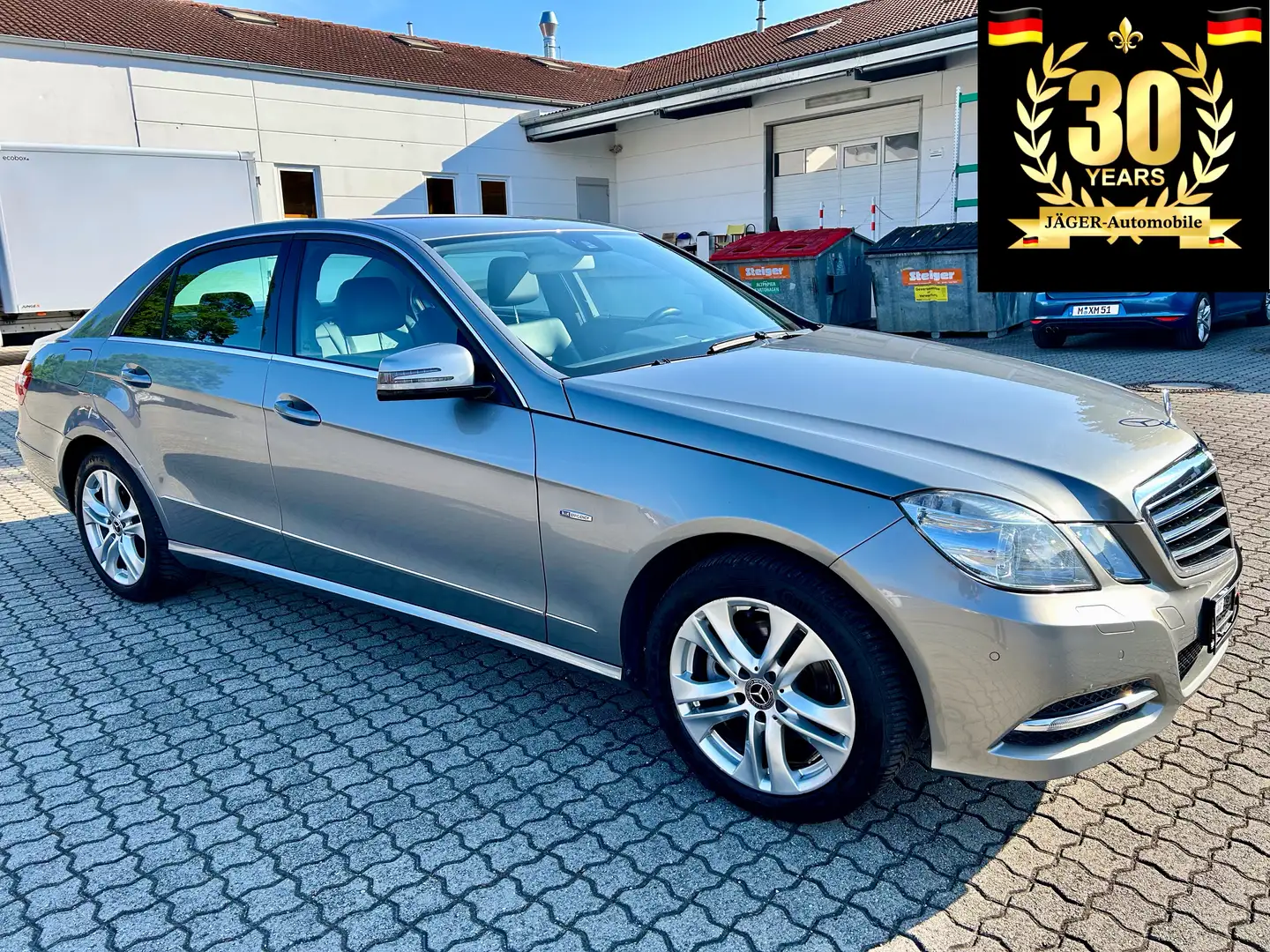 Mercedes-Benz E 200 E 200 CGI BlueEfficiency *TÜV 5/2027* Grau - 1