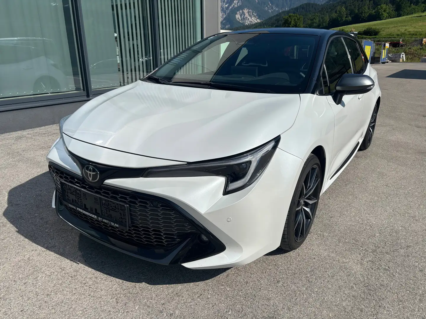 Toyota Corolla 2,0 GR Sport Hybrid Weiß - 1
