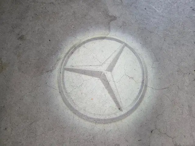 Mercedes-Benz V-Class view 15