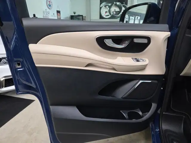 Mercedes-Benz V-Class view 14