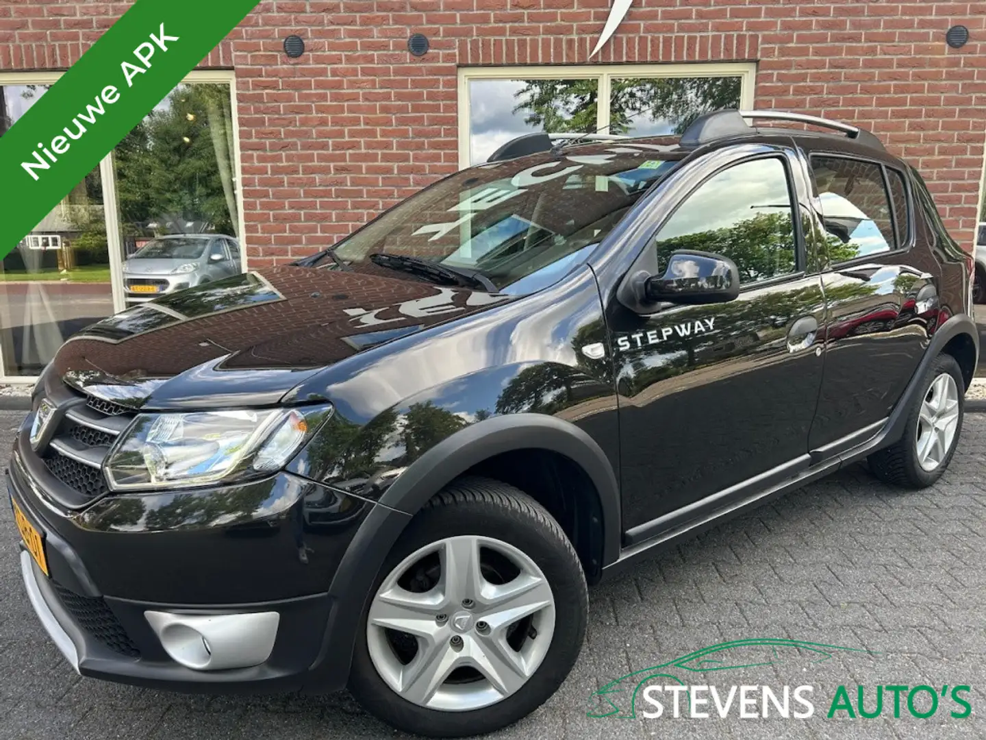 Dacia Sandero 0.9 TCe Stepway Lau. NIEUWE APK / TREKHAAK / AIRCO Zwart - 1