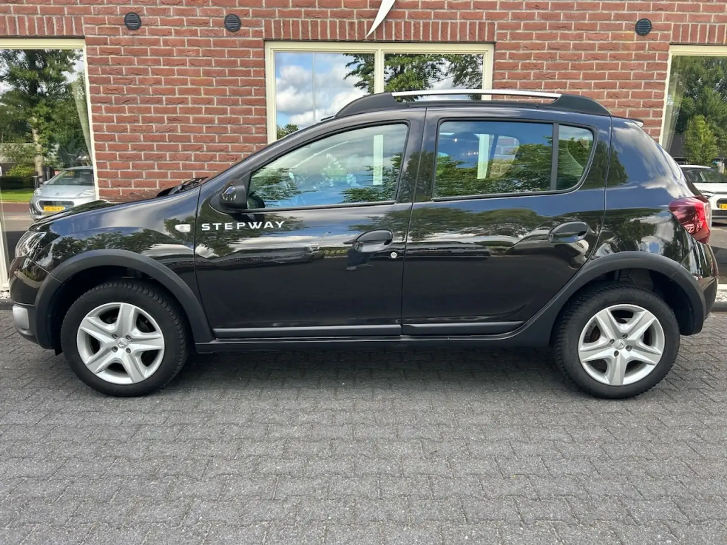 Dacia Sandero 0.9 TCe Stepway Lau. NIEUWE APK / TREKHAAK / AIRCO Zwart - 2