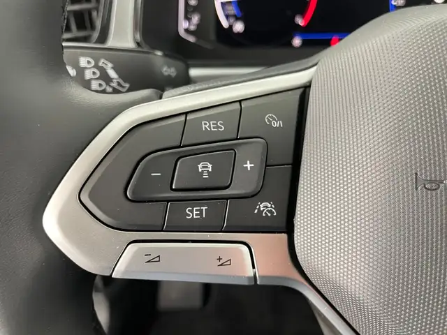 Volkswagen T-Roc view 13