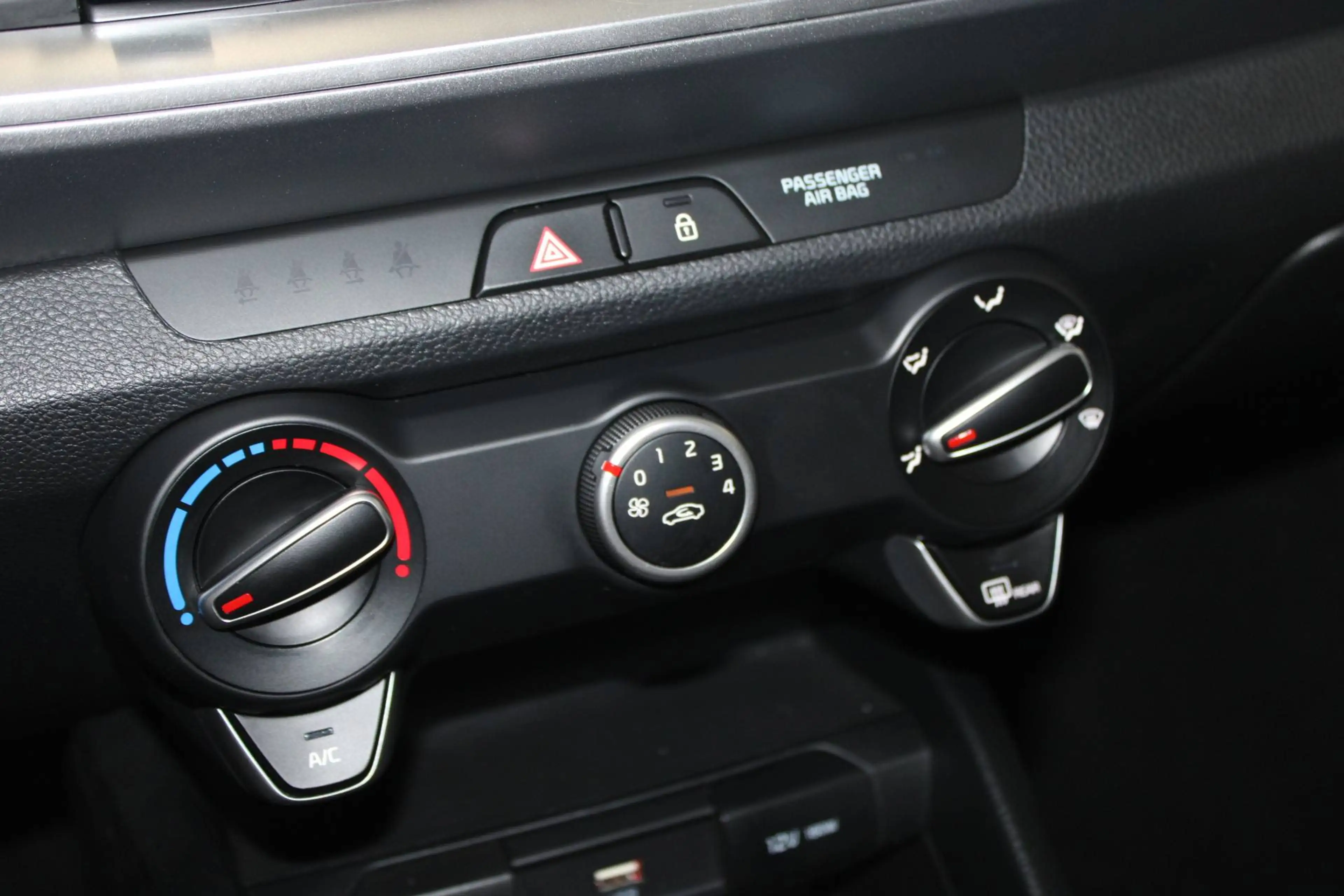 Kia Stonic Stonic KLIMA NAVI Kamera PDC DAB usw. 1.Hand — photo 15