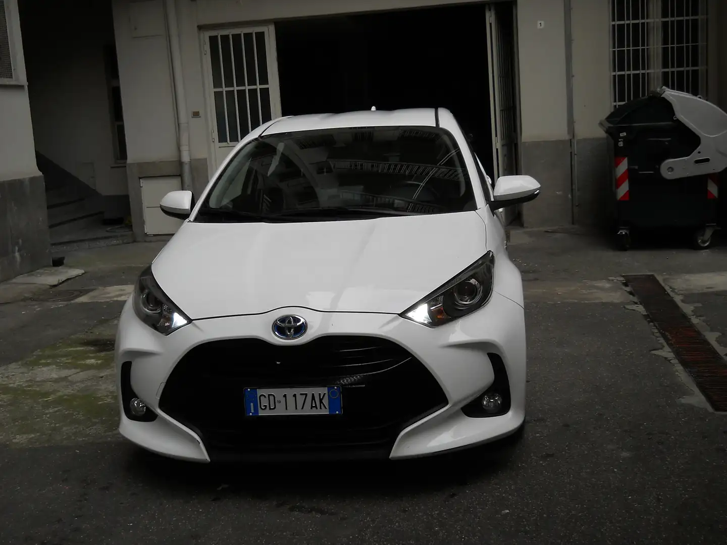 Toyota Yaris Yaris 1.5h Business Bianco - 2