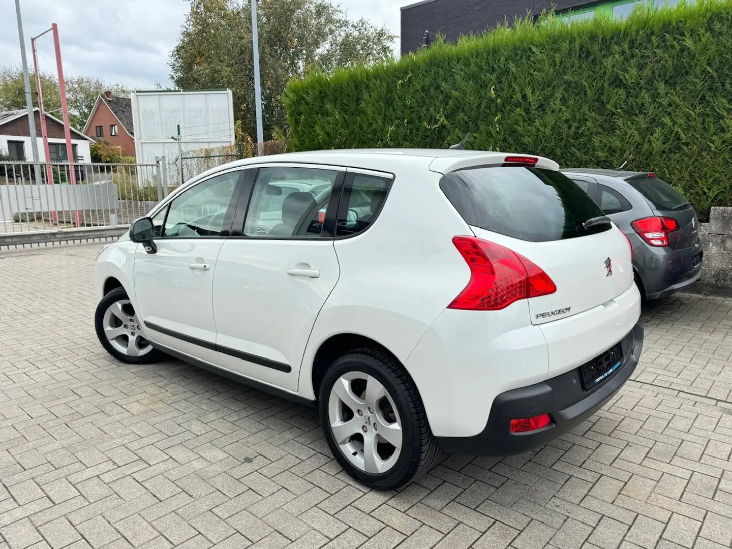 Peugeot 3008 1.6i Benzine - Airco - Navi ** 1 JAAR GARANTIE ** Blanc - 2