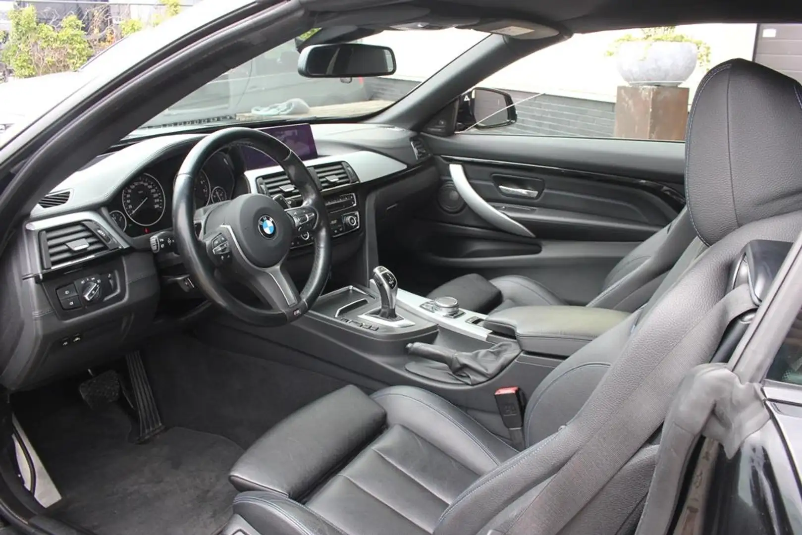 BMW 440 4-serie Cabrio 440i xDrive High Executive M Sport Zwart - 2