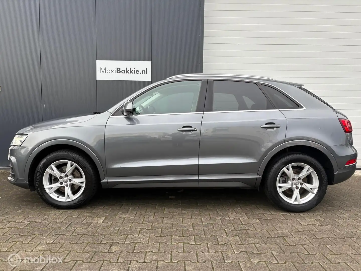 Audi Q3 1.4 TFSI CoD Automaat / Navi / Trekhaak / Xenon / Gris - 2
