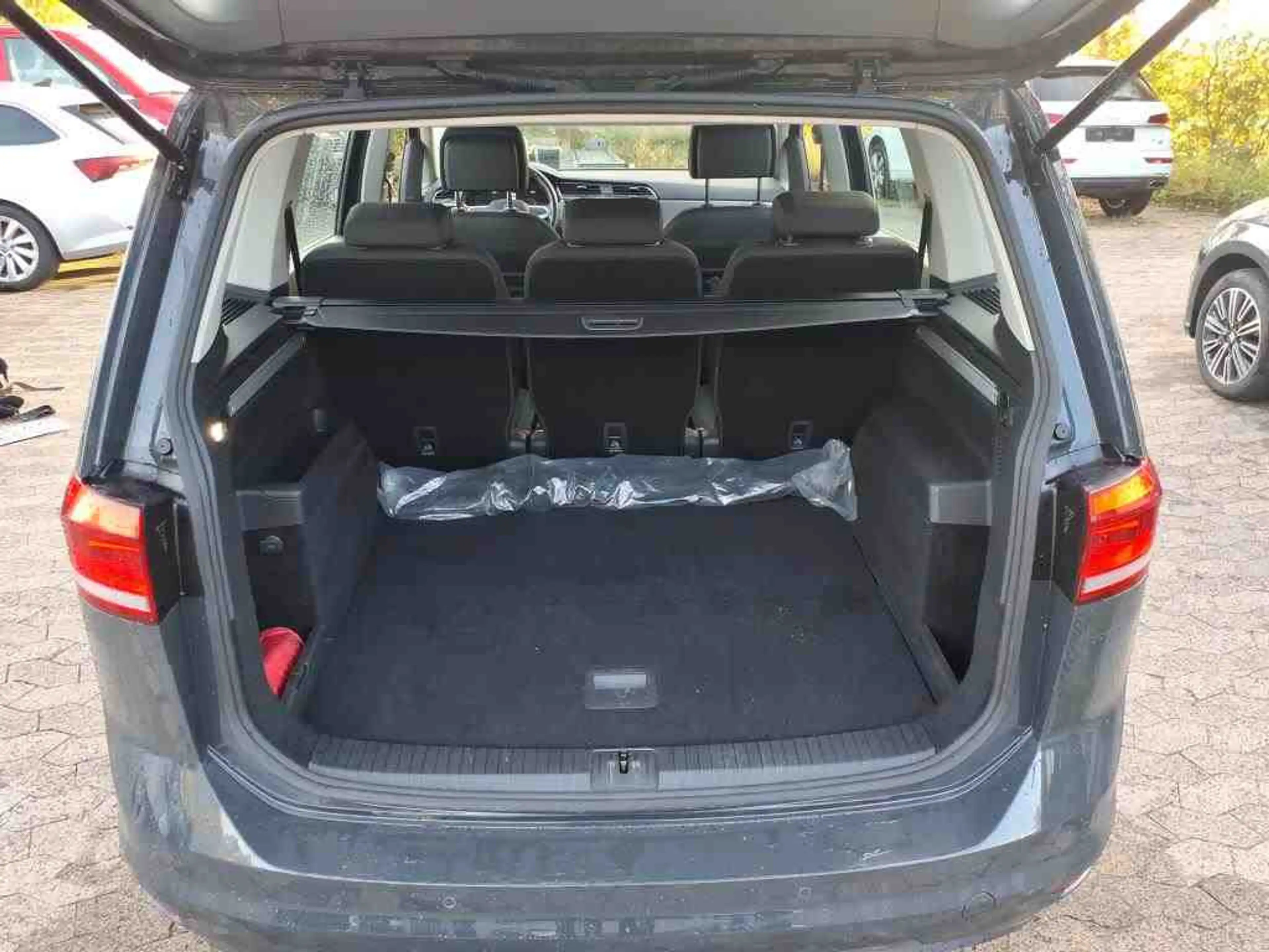 Volkswagen Touran Comfortline 2.0 TDI / Navi, LED, AHK, ACC — photo 11