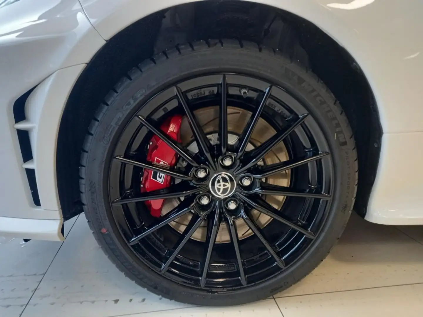 Toyota Yaris 1,6 Turbo GR High Performance Wit - 2