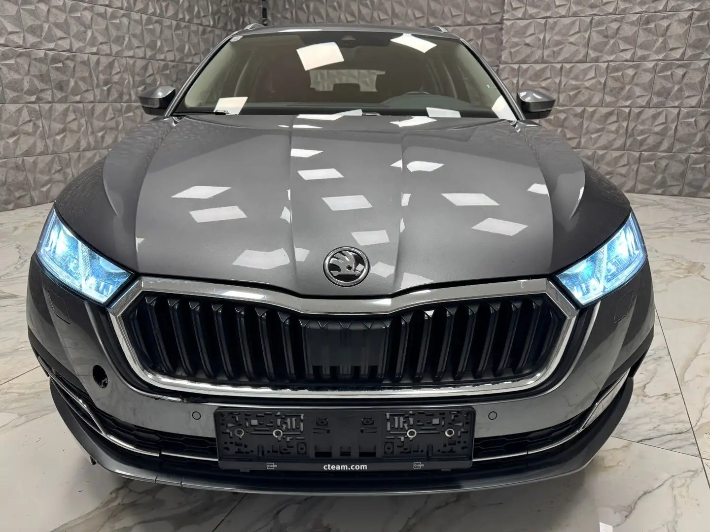 Skoda Octavia Combi Style 4x4 *Voll Fahrbereit* Grau - 1