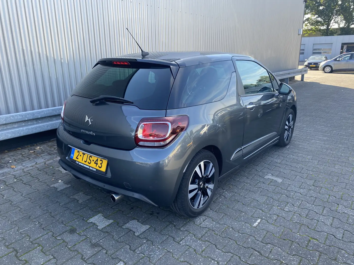 Citroen DS3 1.2 VTi So Chic Leer, Clima, CC, Navi, PDC, LM, nw Grijs - 2