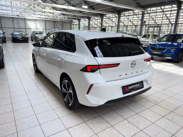 Opel Astra view 4
