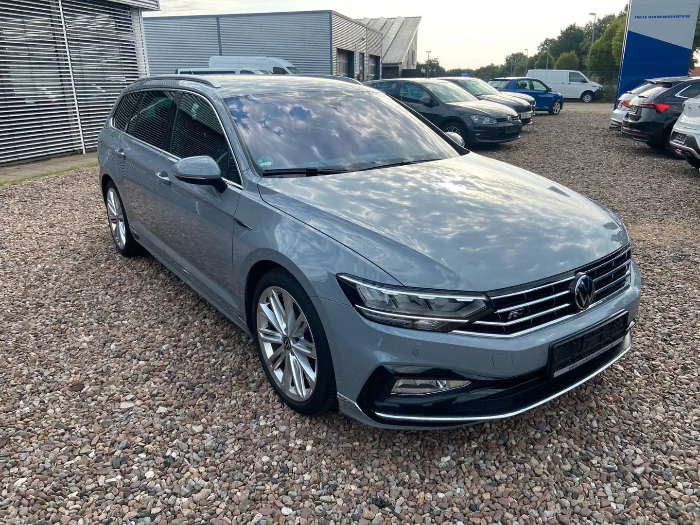 Volkswagen Passat Var. 2.0TDI DSG   R-line AHK*LED*Navi*360 Gris - 2