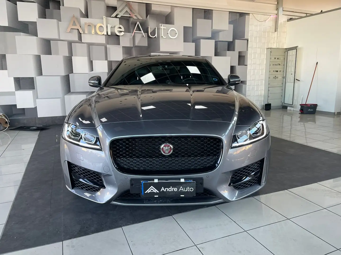 Jaguar XF XF 2.0d i4 R-Sport 180cv auto my18 Grigio - 2