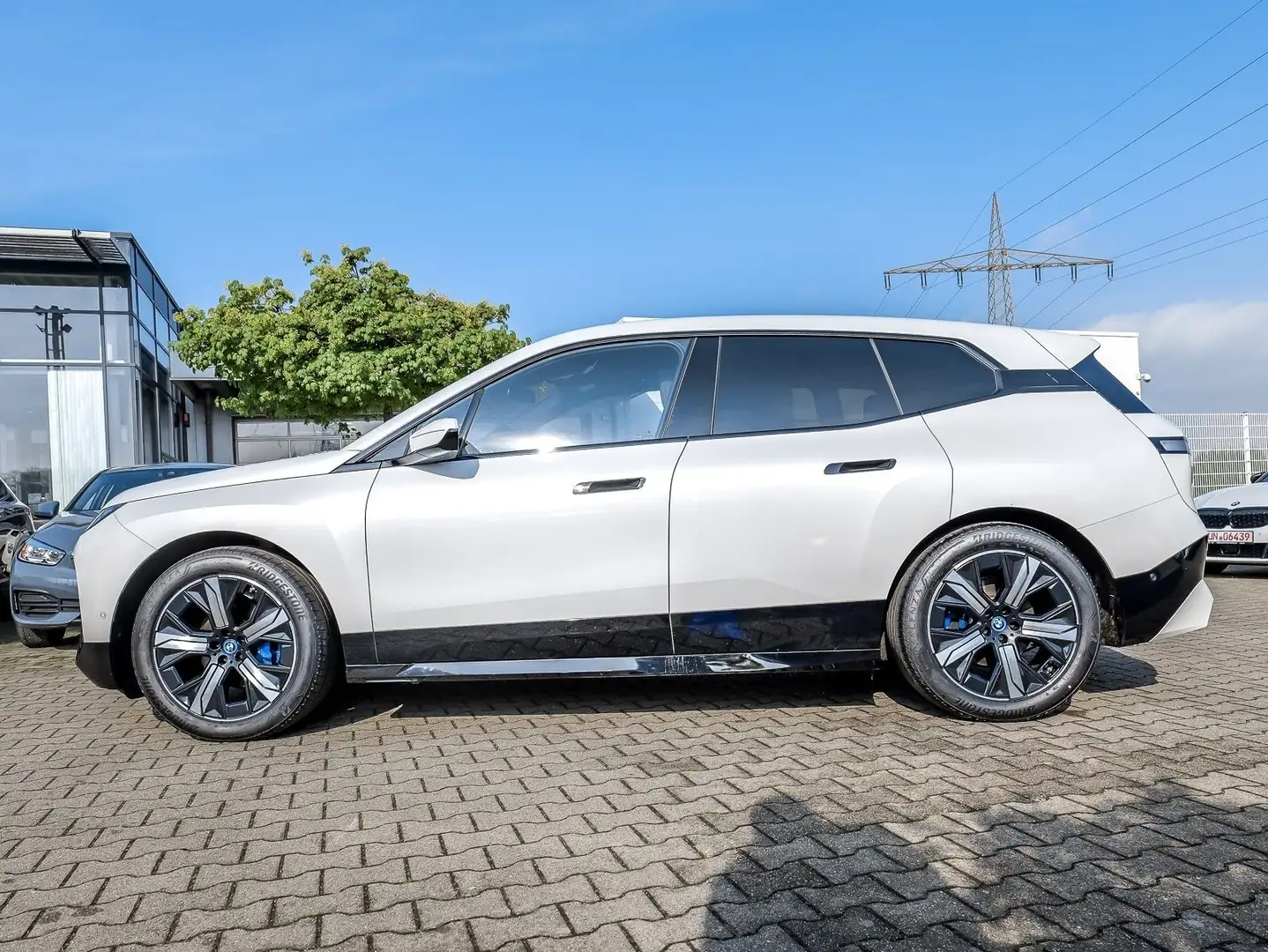 BMW iX xDrive40 Sportpaket+Skylounge+AHK+Laser+H/K+Multis Weiß - 2