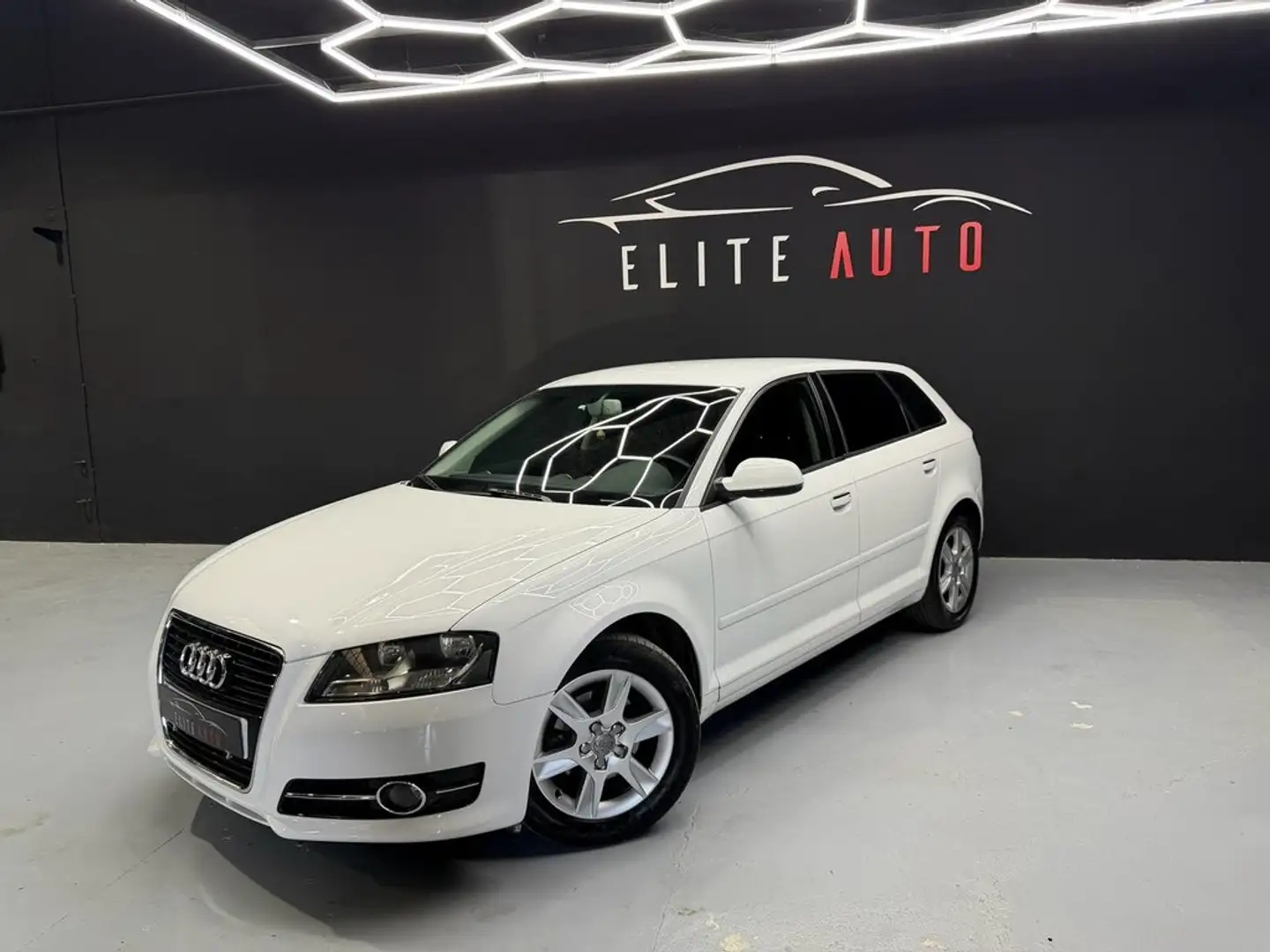 Audi A3 Sportback 1.6TDI Attraction Blanco - 2