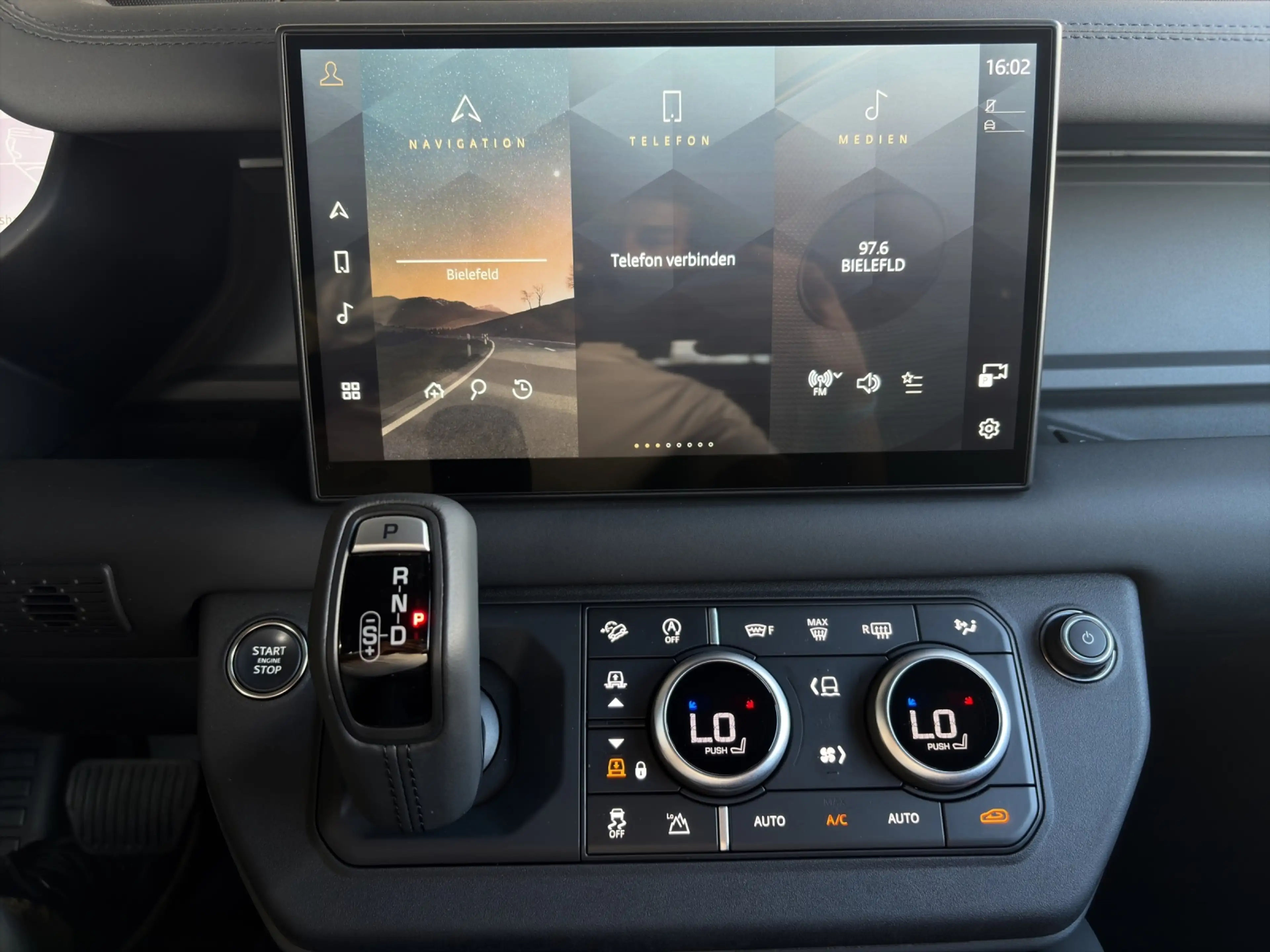 Land Rover Defender 90 X-Dynamic SE — photo 14