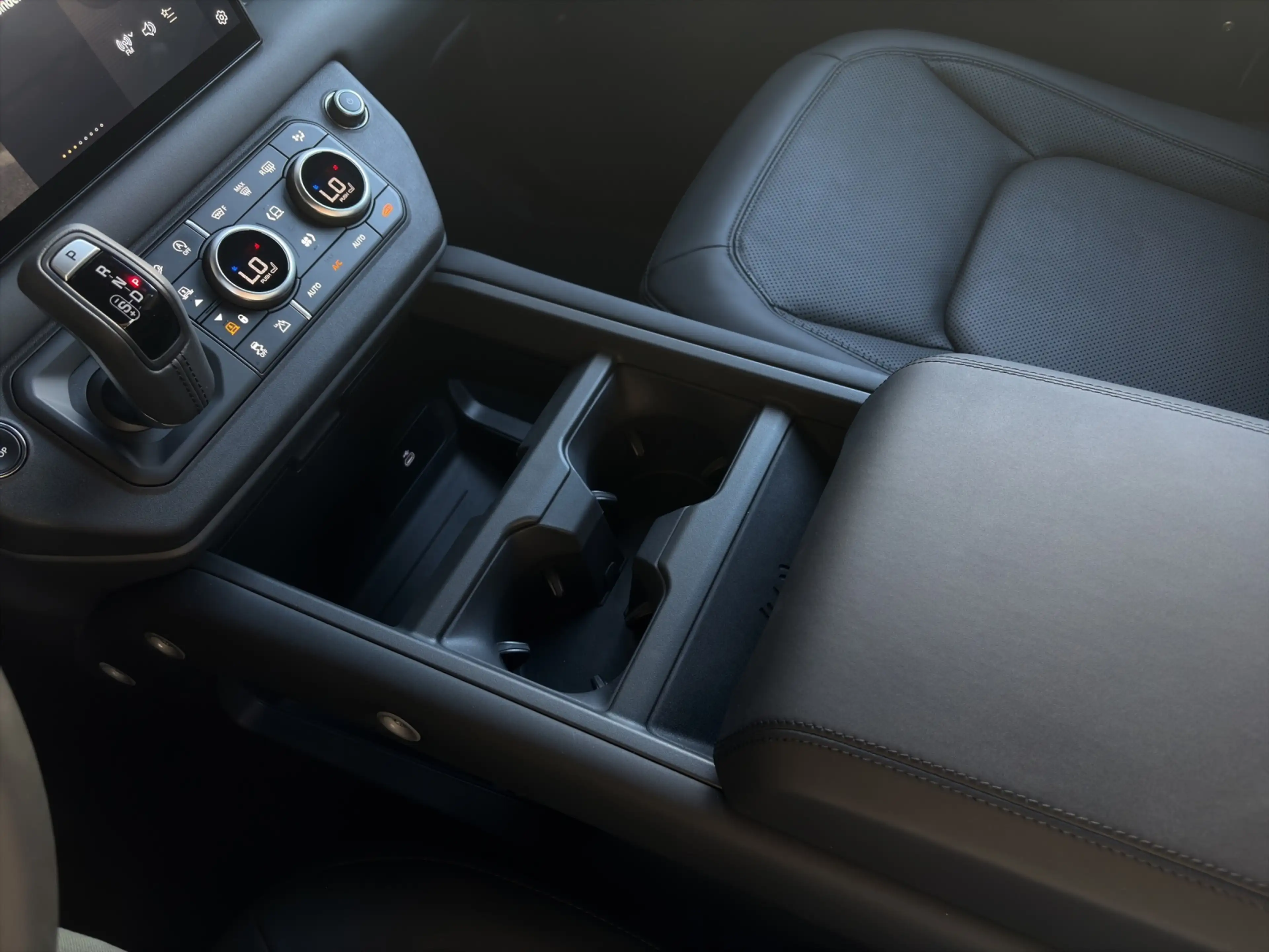 Land Rover Defender 90 X-Dynamic SE — photo 12
