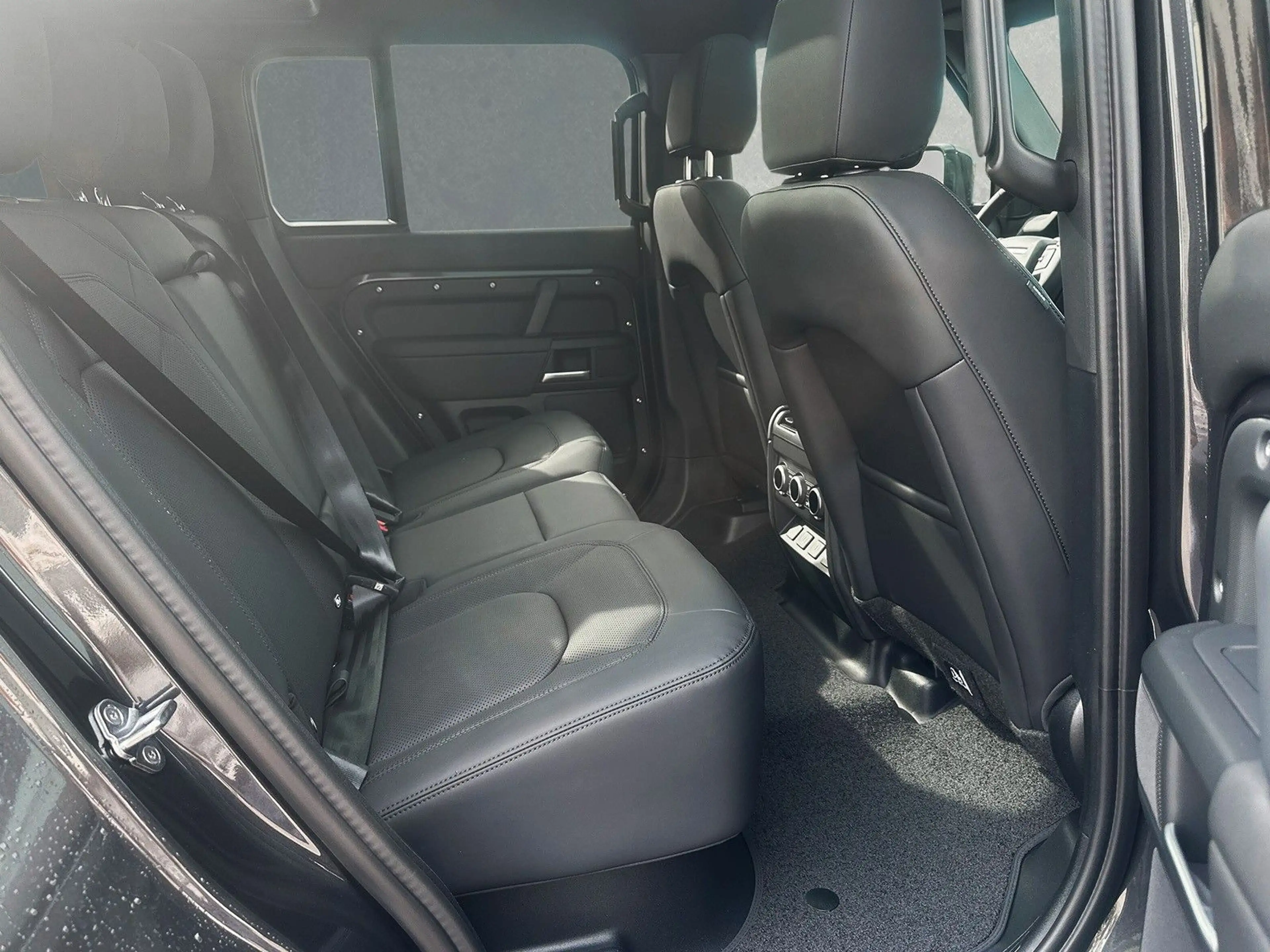 Land Rover Defender 110 D250 X-Dynamic SE AHK ACC SD — photo 5