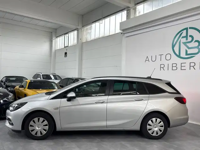 Opel Astra view 4