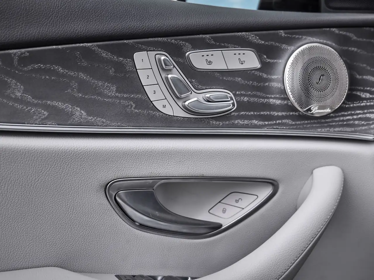 Mercedes-Benz E-Class снимка Mercedes-Benz E-Class
