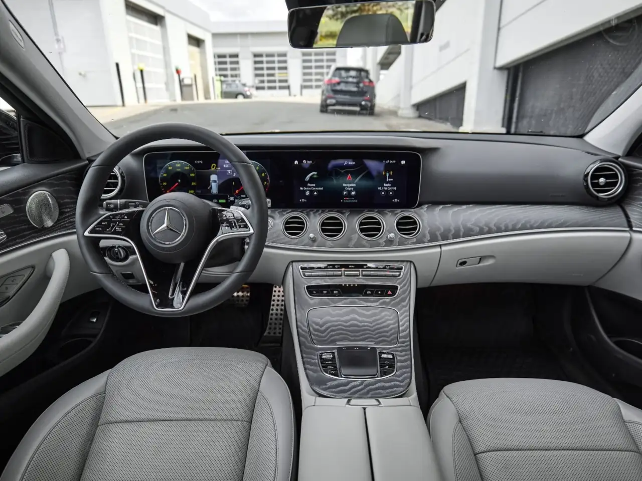 Mercedes-Benz E-Class снимка Mercedes-Benz E-Class