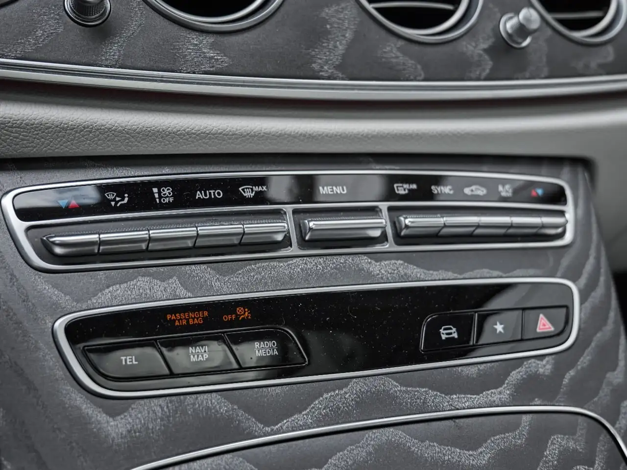 Mercedes-Benz E-Class снимка Mercedes-Benz E-Class