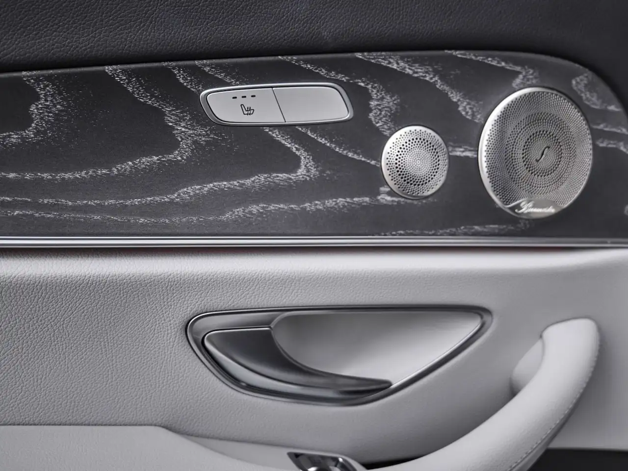Mercedes-Benz E-Class снимка Mercedes-Benz E-Class