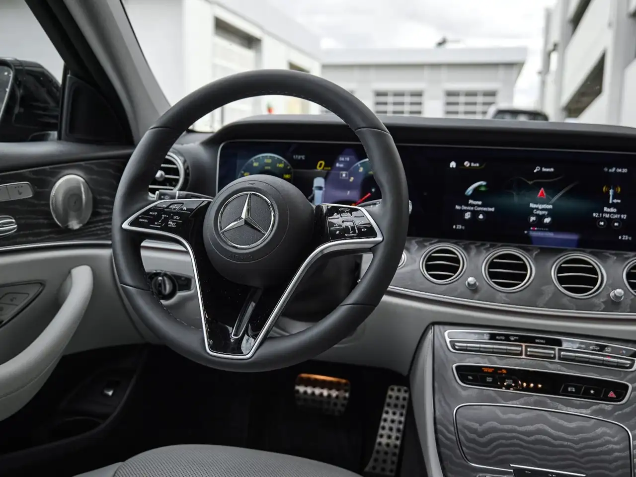 Mercedes-Benz E-Class снимка Mercedes-Benz E-Class
