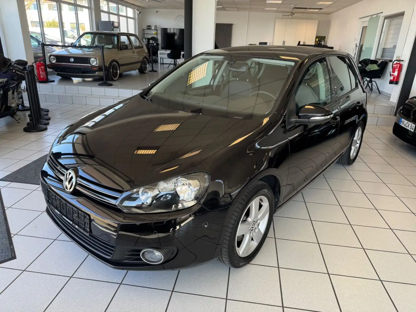 Volkswagen Golf VI Team 1.6 TDI SHG PDC AHK Tempomat Schwarz - 1