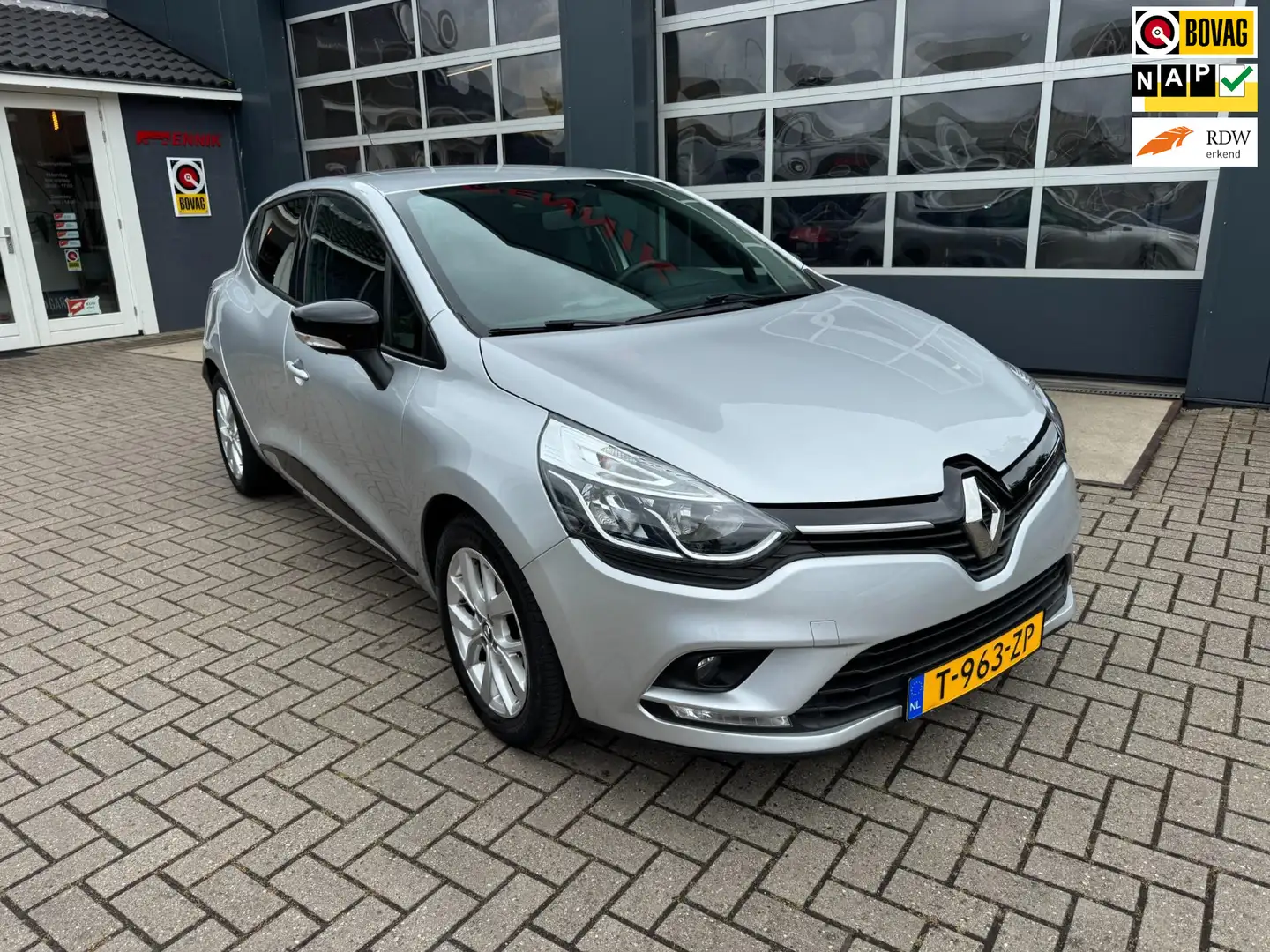 Renault Clio 0.9 TCe Limited / Cruise / Navi / 80.000 km ! / So Gris - 1