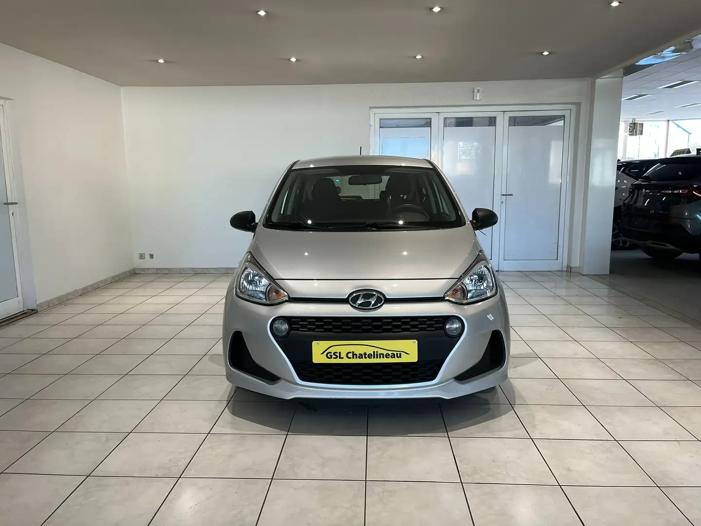 Hyundai i10 1.0i 66cv gris métal 01/18 87.577km Airco Radio Grijs - 2