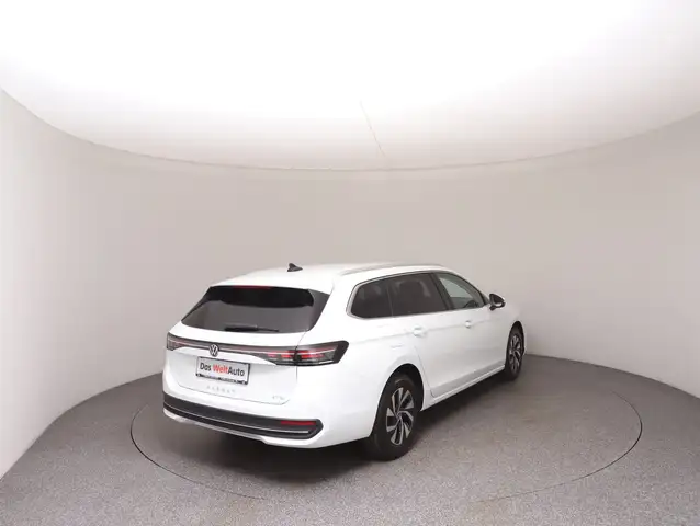 Volkswagen Passat view 4