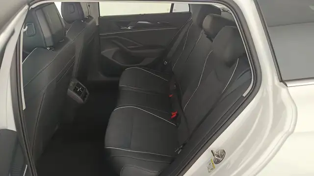 Volkswagen Passat view 11