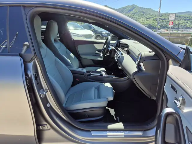 Mercedes-Benz 250 view 9