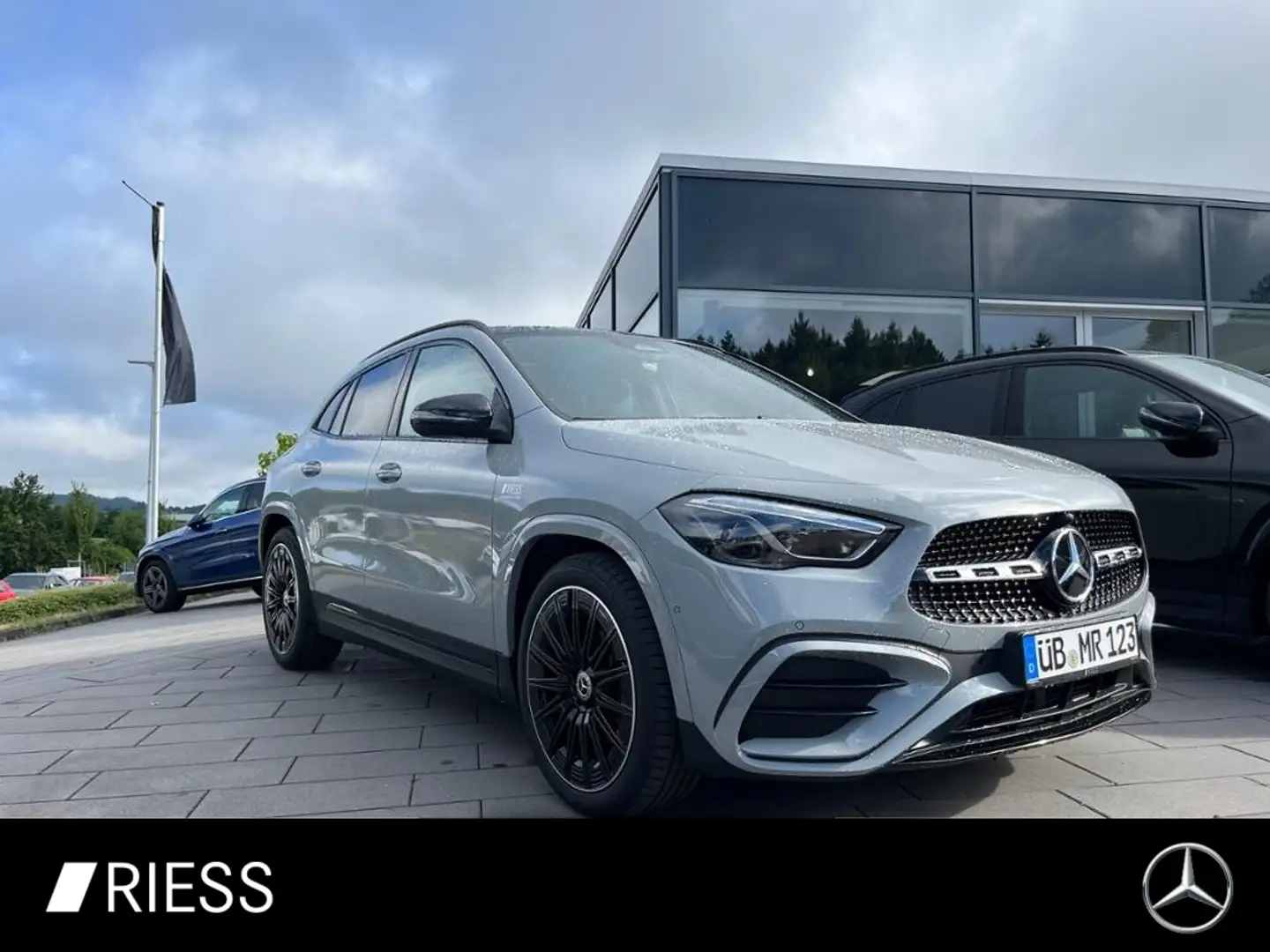 Mercedes-Benz GLA 200 AMG+AHK+PANO+MULTIBEAM+MEMORY+SPECIAL-ED Grau - 1