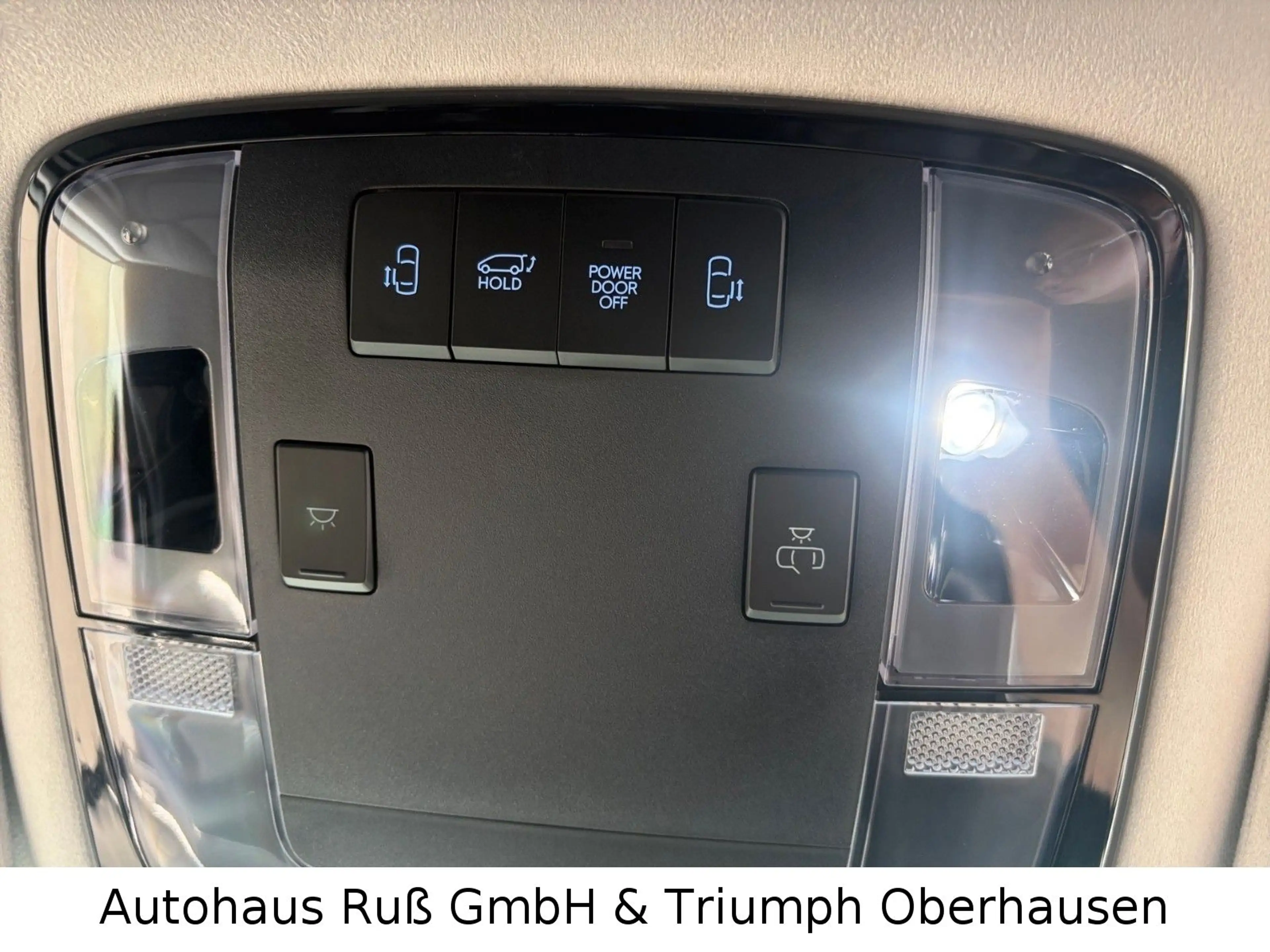 Hyundai STARIA Signature Hybrid 2WD — photo 13