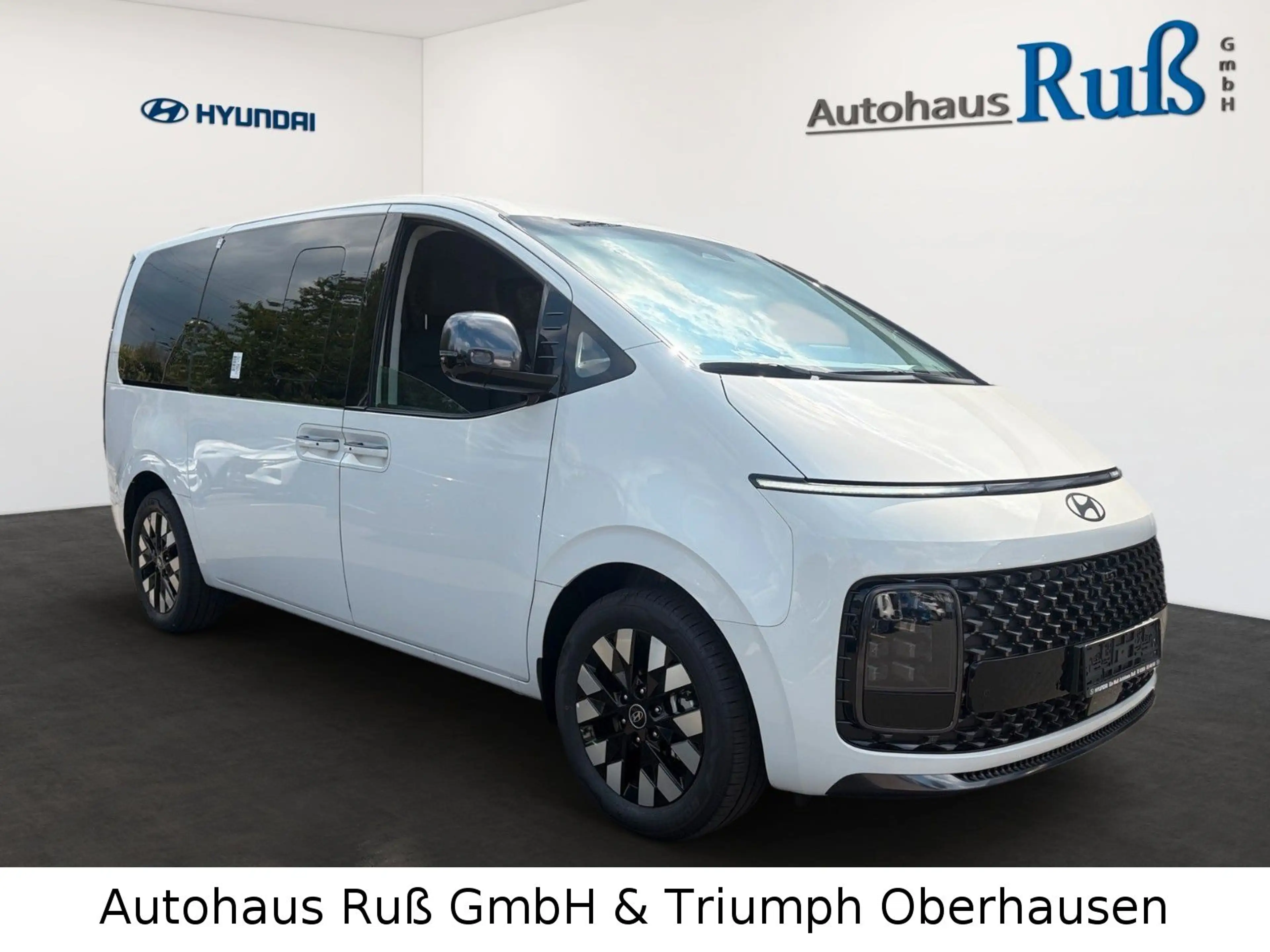 Hyundai STARIA Signature Hybrid 2WD — photo 2